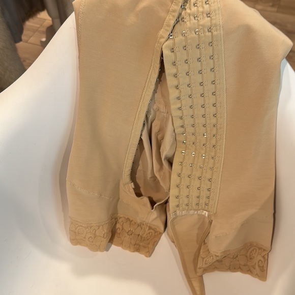 Tan color bodysuit undergarment SHAPEWEAR size M - Picture 6 of 6